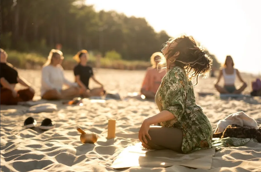 Poranna joga grupowa na plaży nad Zatoką